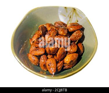 Geröstete Mandeln mit Wasabi, Ahornsirup, Sojasauce in einer asiatischen Schüssel (isoliert auf weißem Hintergrund) Stockfoto