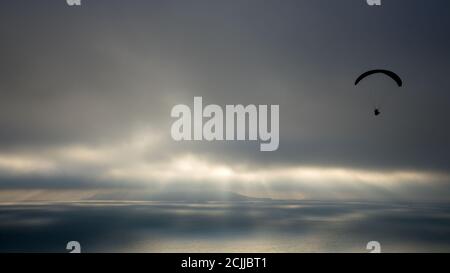 Ein Gleitschirm über Ringstead Bay mit Portland Beyond, Jurassic Coast, Dorset, England, UK Stockfoto