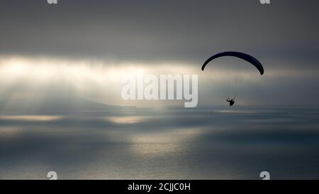 Ein Gleitschirm über Ringstead Bay mit Portland Beyond, Jurassic Coast, Dorset, England, UK Stockfoto