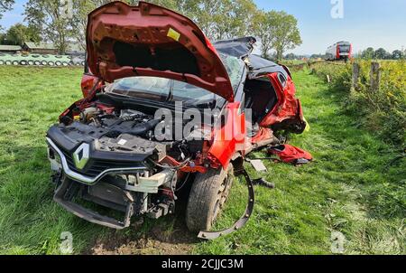 15. September 2020, Schleswig-Holstein, Heide: Auf einer Wiese steht nach einem Zusammenstoß mit einem Regionalzug an einem unbewachten Bahnübergang ein völlig zerstörtes Auto. Der Fahrer wurde bei der Kollision getötet. Der Lokführer und die 17 Fahrgäste im Zug seien unverletzt gewesen, teilte die Polizei am Dienstag mit. Foto: Florian Sprenger/dpa-Zentralbild/dpa Stockfoto