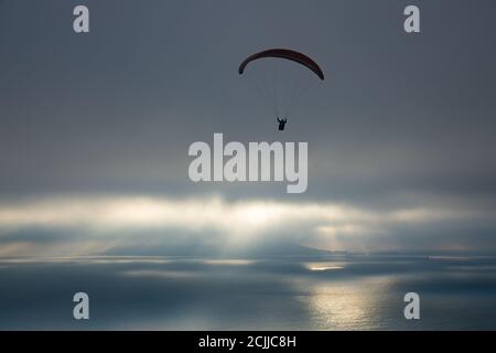 Ein Gleitschirm über Ringstead Bay mit Portland Beyond, Jurassic Coast, Dorset, England, UK Stockfoto