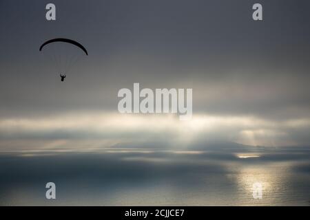 Ein Gleitschirm über Ringstead Bay mit Portland Beyond, Jurassic Coast, Dorset, England, UK Stockfoto