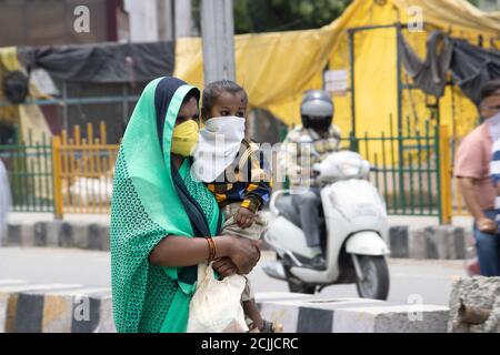 Dehradun, Uttarakhand/Indien - September 08 2020: Mutter geht mit ihrem Kind in Gesichtsmaske. Stockfoto