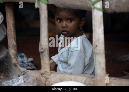 Dehradun, Uttarakhand/Indien - September 08 2020: Kleines Mädchen aus armer Familie mit Kamera. Stockfoto