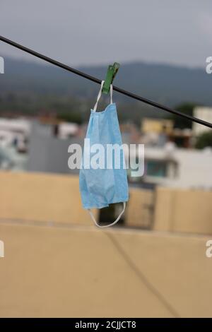 Dehradun, Uttarakhand/Indien - September 08 2020: Gesichtsmaske, die am Draht hängt. Stockfoto