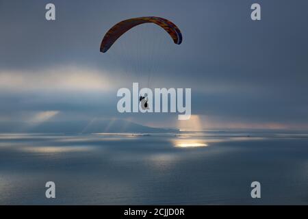 Ein Gleitschirm über Ringstead Bay mit Portland Beyond, Jurassic Coast, Dorset, England, UK Stockfoto