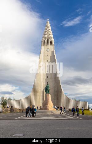 Reykjavik, Island- 27. August 2015: Blick auf die Hallgrimskirkja, lutherische Pfarrkirche, benannt nach dem isländischen Dichter und Geistlichen Hallgrimur Petu Stockfoto