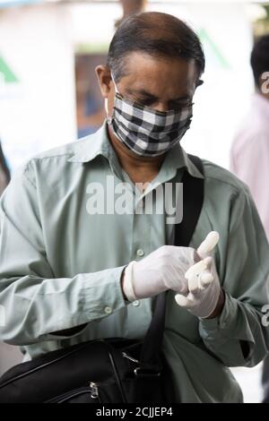 Dehradun, Uttarakhand/Indien - September 08 2020: Ein Mann mit Gesichtsmaske und Handschuhen. Stockfoto