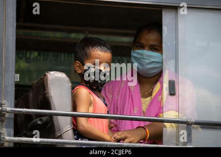 Dehradun, Uttarakhand/Indien - September 08 2020: Mutter mit Kind in Gesichtsmaske. Stockfoto