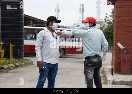 Dehradun, Uttarakhand/Indien - September 08 2020: Zwei Freunde treffen sich in der Corona-Ära, indem sie den Ellbogen verbinden, anstatt die Hände zu verbinden Stockfoto