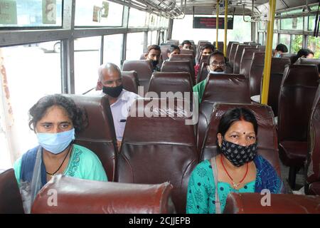 Dehradun, Uttarakhand/Indien - September 08 2020:Passagiere im Bus mit Gesichtsmaske. Stockfoto