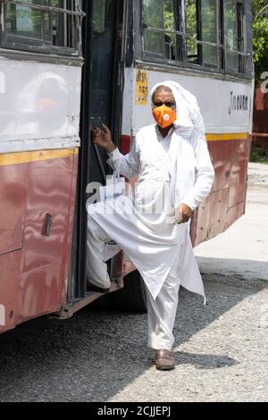 Dehradun, Uttarakhand/Indien - September 08 2020: Ein Passagier, der Bus nimmt, trägt Gesichtsmaske. Stockfoto