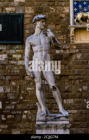 Vertikales Bild von Michelangelo'd David außerhalb des Palazzo Vecchio Stockfoto