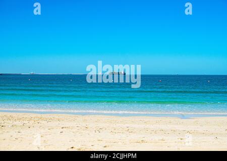 Schöner öffentlicher Strand mit türkisfarbenem Wasser an der Küste des Persischen Golfs, Dubai. Stockfoto