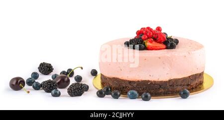 Mousse Schokoladenkuchen auf Kuchenteller Beeren um weißen Hintergrund Stockfoto