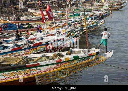 Boote und Pirogen auf dem Senegal in St. Louis, Senegal Stockfoto