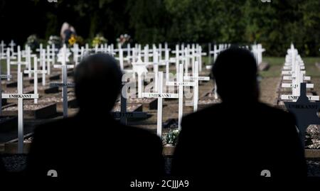 Gardelegen, Deutschland. September 2020. Die Besucher sitzen auf dem Ehrenfriedhof der Armee am Feldscheunendenkmal Isenknibbe in Gardelegen. Das neu errichtete Dokumentationszentrum wird an der Gedenkstätte Feldscheune Isenschnibbe Gardelegen eröffnet. Quelle: Ronny Hartmann/dpa-Zentralbild/dpa/Alamy Live News Stockfoto