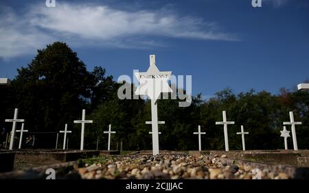 Gardelegen, Deutschland. September 2020. Weiße Kreuze stehen auf dem Ehrenfriedhof des Militärs in der Gedenkstätte Feldscheune Ienschnibbe in Gardelegen. Das neu errichtete Dokumentationszentrum wird an der Gedenkstätte Feldscheune Isenschnibbe Gardelegen eröffnet. Quelle: Ronny Hartmann/dpa-Zentralbild/dpa/Alamy Live News Stockfoto