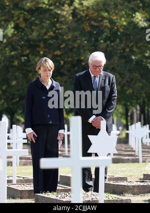 Gardelegen, Deutschland. September 2020. Bundespräsident Frank-Walter Steinmeier und seine Frau Elke Büdenbender stehen in stiller Erinnerung auf dem Ehrenfriedhof der Isengnibbe Feldscheune in Gardelegen. Das neu errichtete Dokumentationszentrum wird an der Gedenkstätte Feldscheune Isenschnibbe Gardelegen eröffnet. Quelle: Ronny Hartmann/dpa-Zentralbild/dpa/Alamy Live News Stockfoto