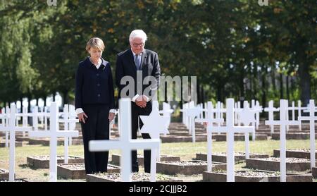 Gardelegen, Deutschland. September 2020. Bundespräsident Frank-Walter Steinmeier und seine Frau Elke Büdenbender stehen in stiller Erinnerung auf dem Ehrenfriedhof der Isengnibbe Feldscheune in Gardelegen. Das neu errichtete Dokumentationszentrum wird an der Gedenkstätte Feldscheune Isenschnibbe Gardelegen eröffnet. Quelle: Ronny Hartmann/dpa-Zentralbild/dpa/Alamy Live News Stockfoto