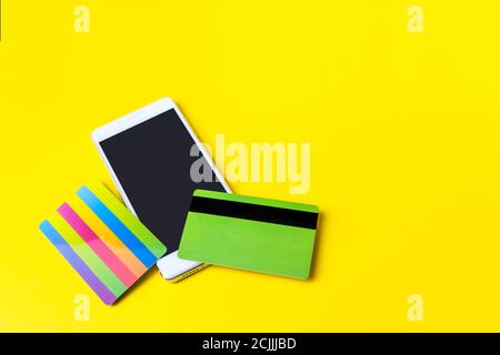 Kreditkarten und Smartphone zur Online-Bezahlung von Waren und Dienstleistungen. Online-Zahlungs- und Einkaufskonzepte Stockfoto