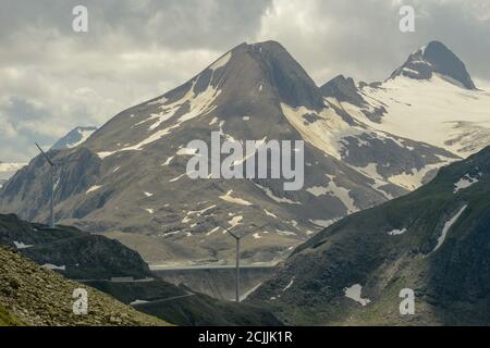 Damm und Windpark am Nufenenpass in der Schweiz alpen Stockfoto