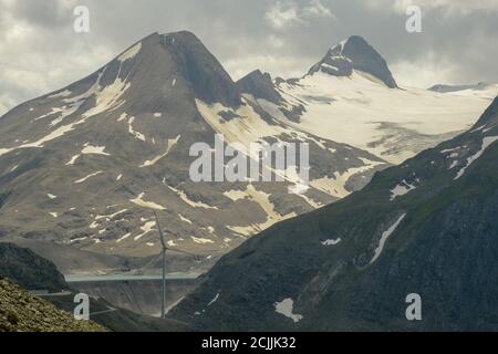 Damm und Windpark am Nufenenpass in der Schweiz alpen Stockfoto