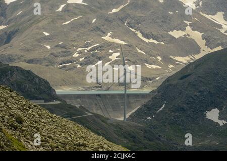 Damm und Windpark am Nufenenpass in der Schweiz alpen Stockfoto