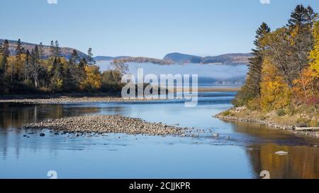 Herbstfarben und Nebel in der Baie-Sainte-Marguerite, Saguenay Fjord National Park, Quebec, Kanada Stockfoto