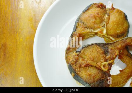 Gebratener, salziger gestreifter Welsfisch auf weißem Gericht Stockfoto