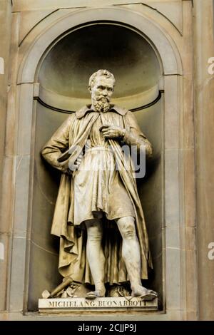 Statue von Michelangelo vor den Uffizien Stockfoto