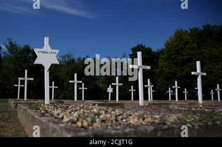 Gardelegen, Deutschland. September 2020. Weiße Kreuze stehen auf dem Ehrenfriedhof des Militärs in der Gedenkstätte Feldscheune Ienschnibbe in Gardelegen. Das neu errichtete Dokumentationszentrum wird an der Gedenkstätte Feldscheune Isenschnibbe Gardelegen eröffnet. Das Zentrum ist ab Donnerstag für Besucher geöffnet. Quelle: Ronny Hartmann/dpa-Zentralbild/dpa/Alamy Live News Stockfoto