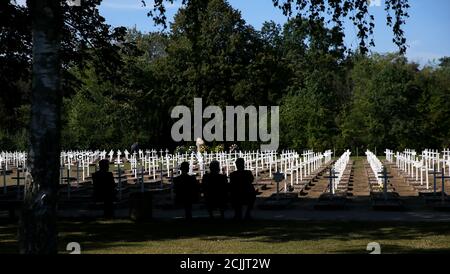 Gardelegen, Deutschland. September 2020. Die Besucher sitzen auf dem Ehrenfriedhof der Armee am Feldscheunendenkmal Isenknibbe in Gardelegen. Das neu errichtete Dokumentationszentrum wird an der Gedenkstätte Feldscheune Isenschnibbe Gardelegen eröffnet. Quelle: Ronny Hartmann/dpa-Zentralbild/dpa/Alamy Live News Stockfoto