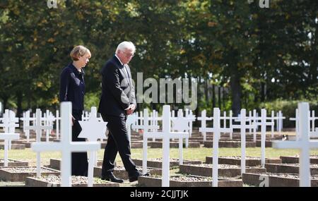 Gardelegen, Deutschland. September 2020. Bundespräsident Frank-Walter Steinmeier und seine Frau Elke Büdenbender auf dem Ehrenfriedhof der Isengnibbe Feldscheune in Gardelegen. Das neu errichtete Dokumentationszentrum wird an der Gedenkstätte Feldscheune Isenschnibbe Gardelegen eröffnet. Quelle: Ronny Hartmann/dpa-Zentralbild/dpa/Alamy Live News Stockfoto