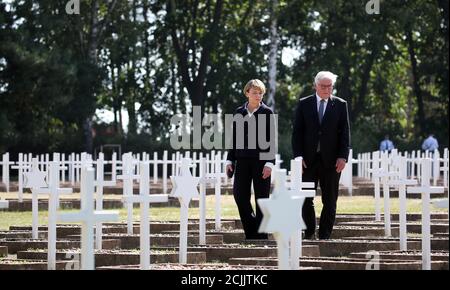 Gardelegen, Deutschland. September 2020. Bundespräsident Frank-Walter Steinmeier und seine Frau Elke Büdenbender gehen zum Ehrenfriedhof der Isengnibbe Feldscheune in Gardelegen. Das neu errichtete Dokumentationszentrum wird an der Gedenkstätte Feldscheune Isenschnibbe Gardelegen eröffnet. Quelle: Ronny Hartmann/dpa-Zentralbild/dpa/Alamy Live News Stockfoto