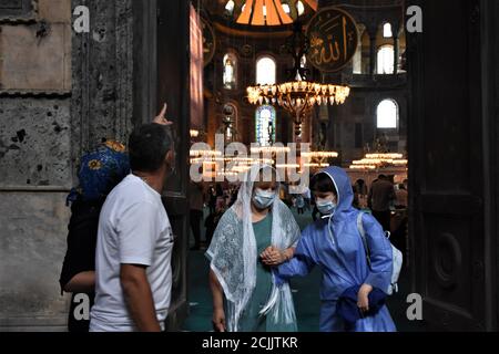 Istanbul, Türkei. September 2020. Touristen besuchen die Hagia Sophia, 14. September 2020 in Istanbul, Türkei. Nach der Umwandlung in eine Moschee wird die Hagia Sophia von Touristen besucht. Die Behörden haben Besuchsregeln wie Kleidung und Eintritt ohne Schuhe umgesetzt und müssen die Verfahren des Coronavirus befolgen. (Foto von Dilara Acikgoz/INA Photo Agency) Quelle: SIPA USA/Alamy Live News Stockfoto