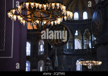 Istanbul, Türkei. September 2020. Interieur an der Hagia Sophia, 14. September 2020 in Istanbul, Türkei. Nach der Umwandlung in eine Moschee wird die Hagia Sophia von Touristen besucht. Die Behörden haben Besuchsregeln wie Kleidung und Eintritt ohne Schuhe umgesetzt und müssen die Verfahren des Coronavirus befolgen. (Foto von Dilara Acikgoz/INA Photo Agency) Quelle: SIPA USA/Alamy Live News Stockfoto