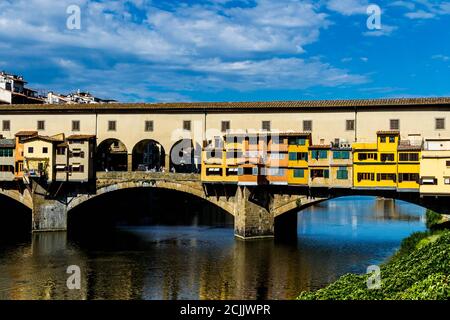 Ponte Vecchio unter dem blauen Himmel an einem sonnigen Tag Stockfoto