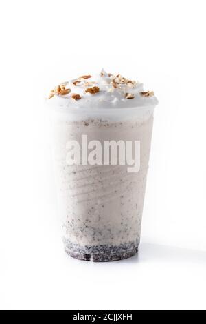 Weiße Schokolade, Vanille und Nüsse Eismilchshake isoliert auf weißem Hintergrund Stockfoto