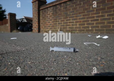 Gebrauchte medizinische Geräte links auf dem Bürgersteig der Pield Heath Road, Uxbridge, West London, wo ein 33-jähriger Mann gefunden wurde Montag Abend mit einer lebensbedrohlichen Bauchverletzung, nachdem er mit einer Armbrust erschossen wurde. Stockfoto