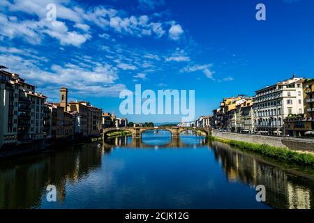 Ein Weitwinkelbild von Arno und Ponte Santa Trinita von der Ponte Vecchio in Florenz Stockfoto