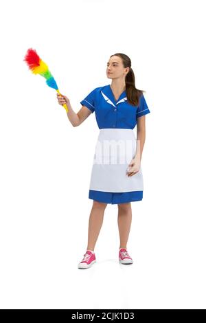 Traumhaft. Portrait von Frau gemacht, Hausmädchen, Putzfrauen in weiß und blau Uniform isoliert auf weißem Hintergrund. Copyspace für Werbung. Konzept der beruflichen Tätigkeit, Arbeit, Emotionen. Stockfoto