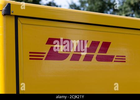 Osnabrück, Deutschland. September 2020. Osnabrück, Deutschland 13. September 2020: Symbolbilder - 2020 DHL, Deutsche Post Group, Logo, Feature/Symbol/Symbol Foto/Eigenschaft/Detail/ Verwendung weltweit Credit: dpa/Alamy Live News Stockfoto