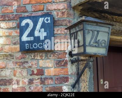 Auschwitz Birkenau, Polen. August 2020. Auschwitz, Polen 25. August 2020: Konzentrationslager Auschwitz-Birkenau - 25. August 2020 Plakette, Block 24a, Laterne 24a, Verwendung weltweit Quelle: dpa/Alamy Live News Stockfoto