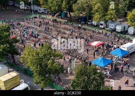 Berlin, Deutschland. September 2020. Berlin, Deutschland 13. September 2020: Symbolbilder - 2020 Deutschland, 2020, Berlin, Schöneberg, Schoneberg, Fahrradmarkt, Winterfeldtplatz, Nutzung weltweit Credit: dpa/Alamy Live News Stockfoto