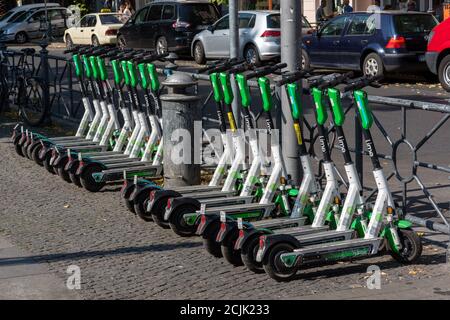 Berlin, Deutschland. August 2020. Berlin, Deutschland 11. September 2020: Symbolbilder - 2020 Es muss nicht immer ein Auto sein: Mobilität/Mobilität in Berlin, E-Scooter, elektrisch, mieten, weltweit Credit: dpa/Alamy Live News Stockfoto