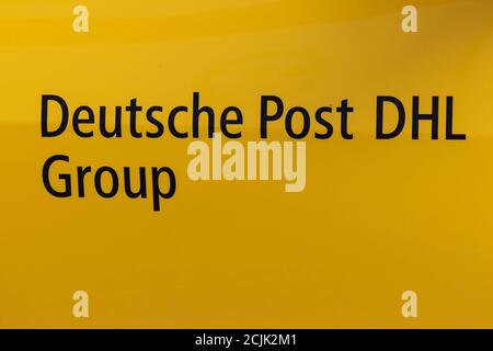 Osnabrück, Deutschland. September 2020. Osnabrück, Deutschland 13. September 2020: Symbolbilder - 2020 DHL, Deutsche Post Group, Logo, Feature/Symbol/Symbol Foto/Eigenschaft/Detail/ Verwendung weltweit Credit: dpa/Alamy Live News Stockfoto