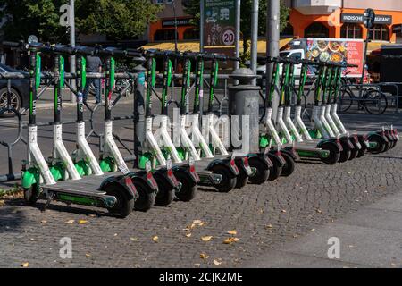 Berlin, Deutschland. August 2020. Berlin, Deutschland 11. September 2020: Symbolbilder - 2020 Es muss nicht immer ein Auto sein: Mobilität/Mobilität in Berlin, E-Scooter, elektrisch, mieten, weltweit Credit: dpa/Alamy Live News Stockfoto