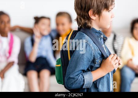 Selektiver Fokus des Schuljungen mit Rucksack im Klassenzimmer stehen Stockfoto