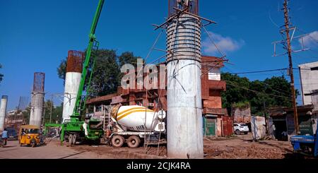 DISTRIKT KATNI, INDIEN - 18. SEPTEMBER 2019: Indische Überbrückungsbauarbeiten an der Straßenseite. Stockfoto